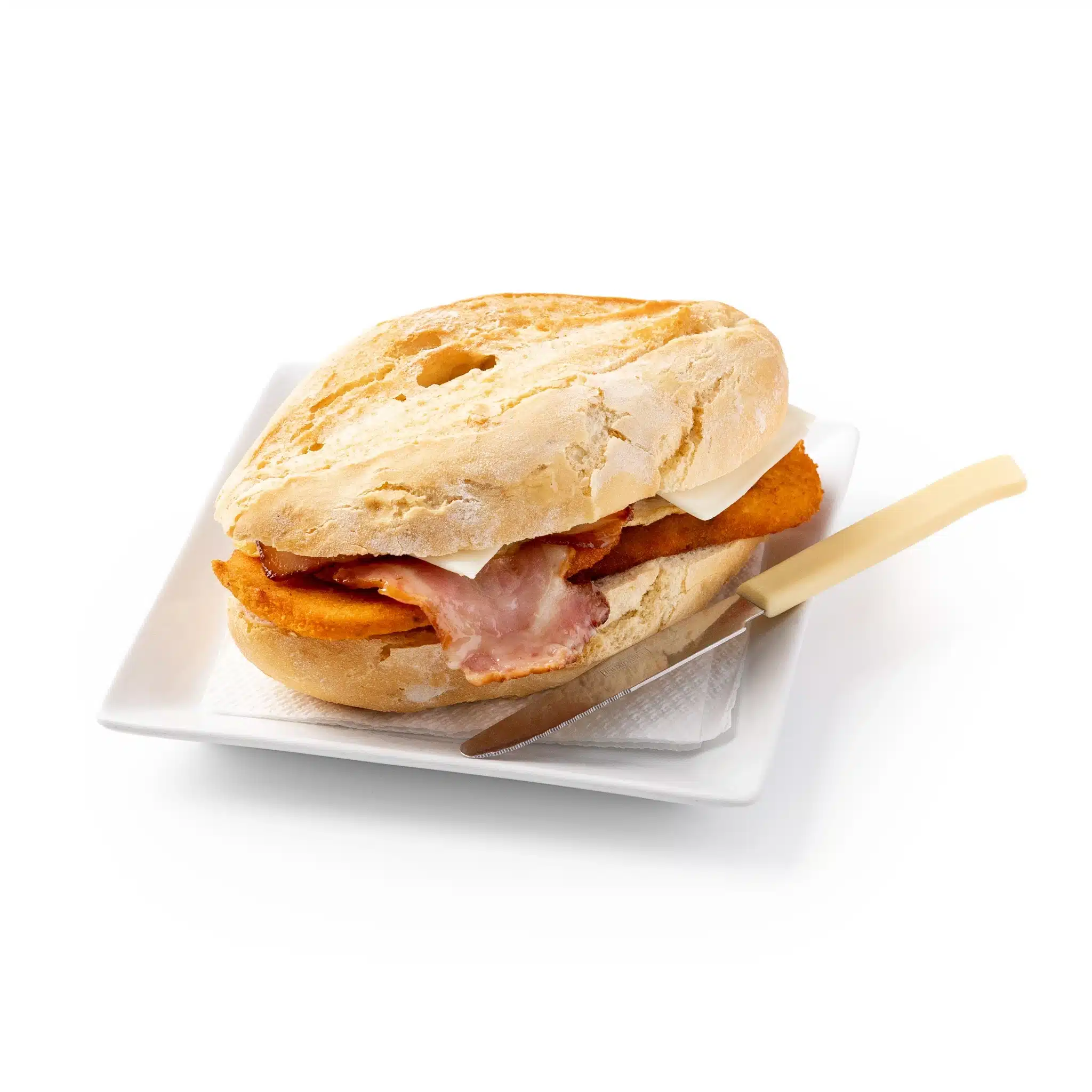 Bocadillo de lomo, bacon y queso